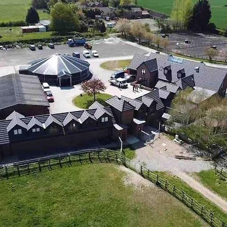 Hanaverian Suit With Amazing Views Of Stud Farm. Driffield Exteriör bild