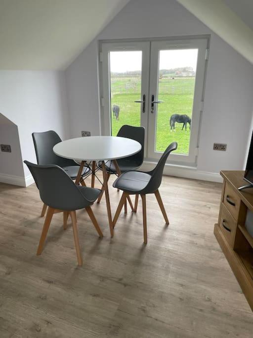 Hanaverian Suit With Amazing Views Of Stud Farm. Driffield Exteriör bild